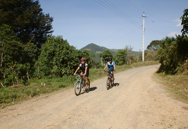 Los caminos de la ruta de mountainbike Nono - Alaspungo son de tierra compacta